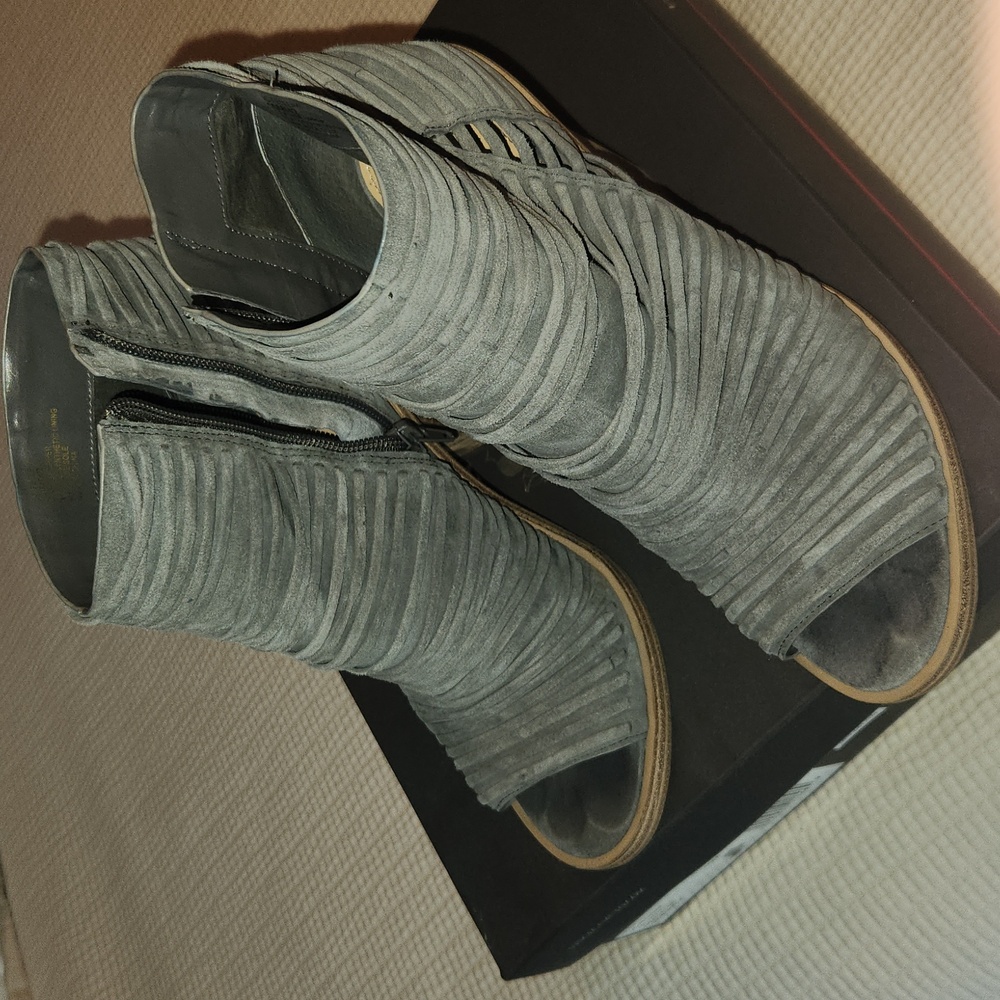 Vince Camuto bootie/peep toe sandal, gray suede